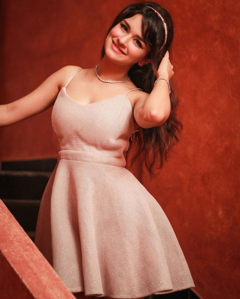 Best Avneet Kaur Wallpapers | Images, Selfies, Pictures Full HD