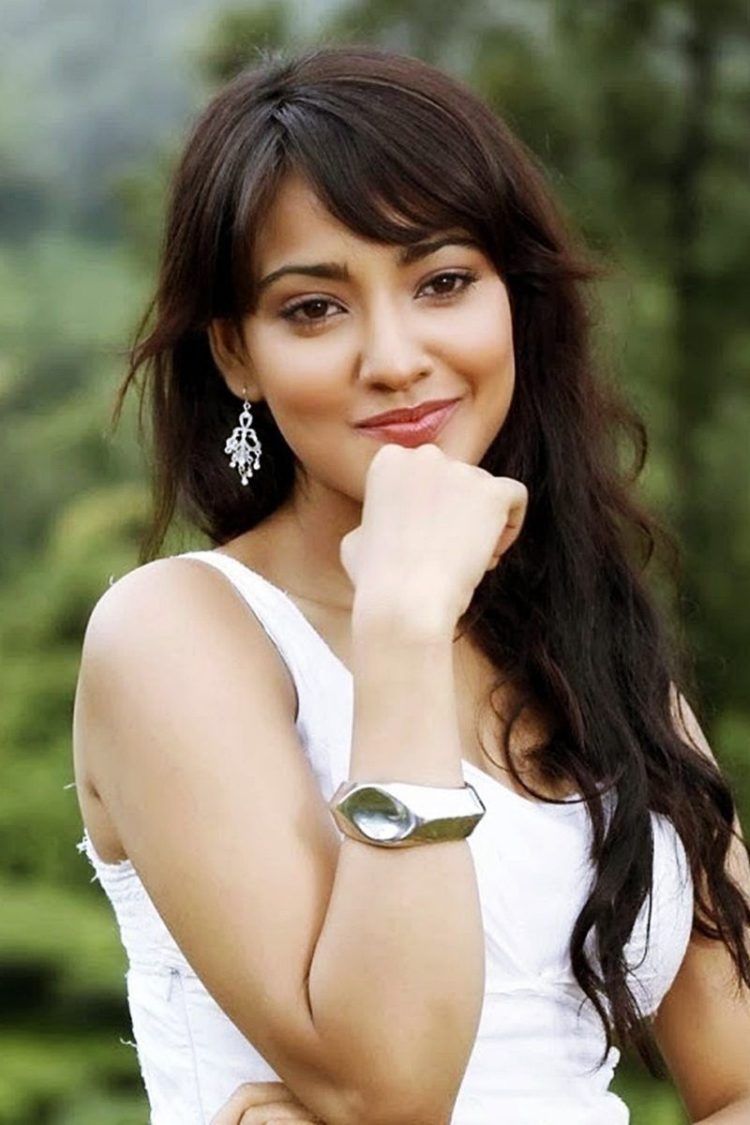 Neha Sharma 2018 high quality looking cute mobile wallpaper